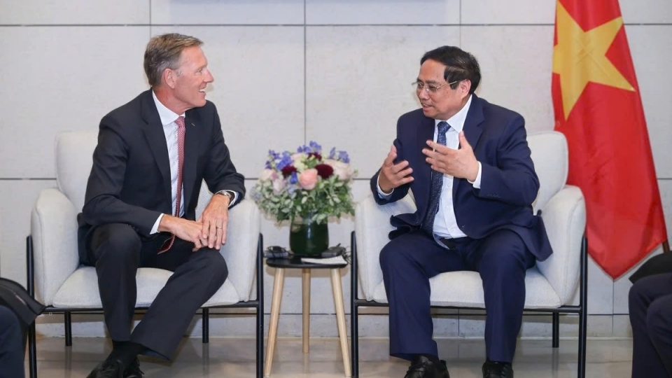 PM Pham Minh Chinh receives Airbus, Thales leaders in Paris